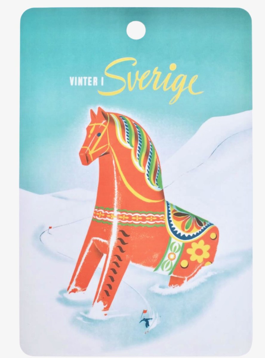 Affisch Vinter i Sverige med Dalahästen som skärbräde